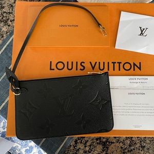 Louis Vuitton Neverfull Pouch Empriente Noir. 🖤
